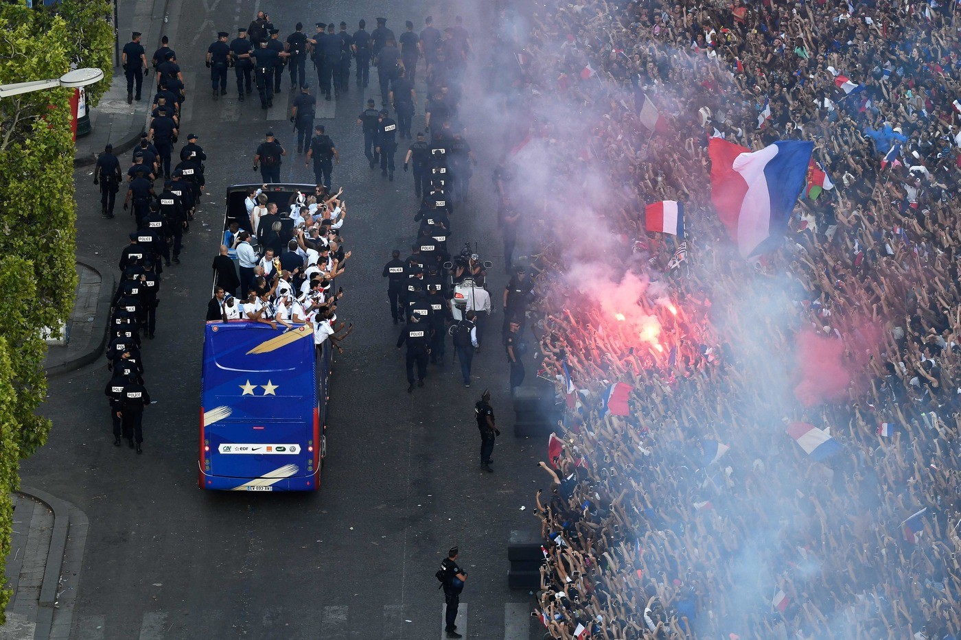 Francia Campione Del Mondo Follie In Strada Gente Nuda Ed Ubriaca