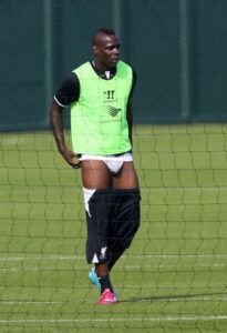 Photos-Mario-Balotelli-en-slip-le-footballeur-offre-un-nouveau-spectacle-a-ses-fans_portrait_w674