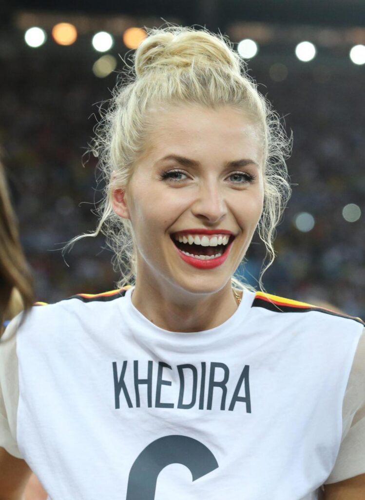 Il calciatore tedesco Sami Khedira, che attualmente gioca anche per il Real  Madrid, va a fare jogging con la sua bella ragazza bionda Lena Gercke. Il  dueo ha fatto una corsa sulla