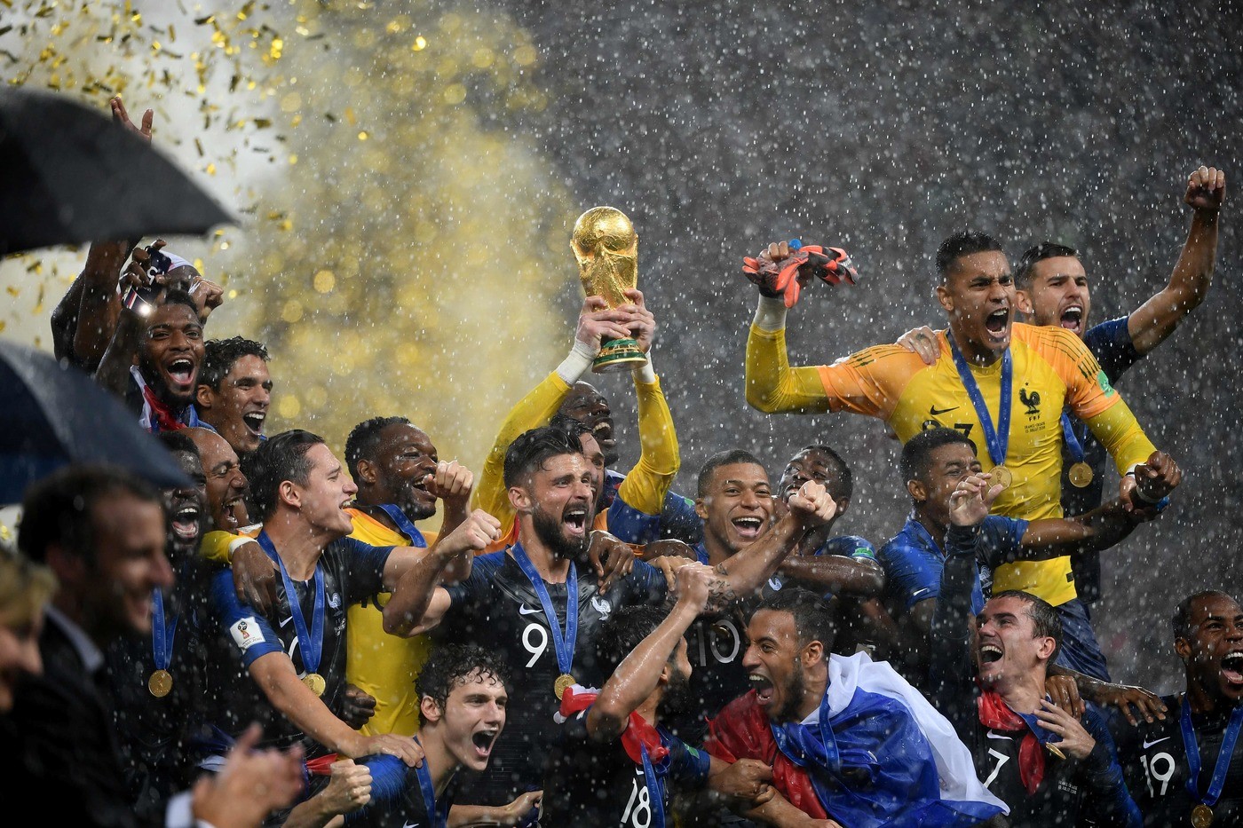 Francia campione del mondo, la squadra di Deschamps alza la coppa [FOTO]