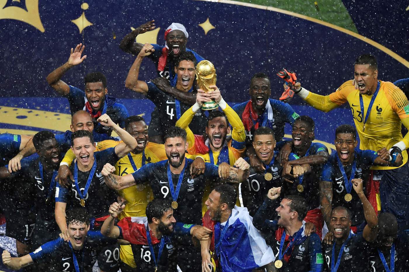 Francia campione del mondo, la squadra di Deschamps alza la coppa [FOTO]