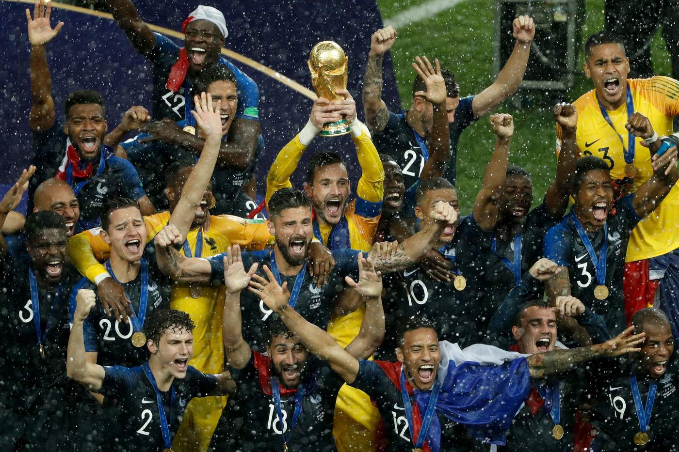 Francia campione del mondo, la squadra di Deschamps alza la coppa [FOTO]