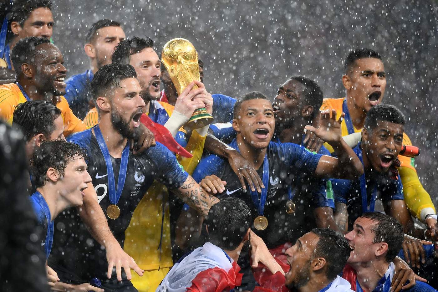 Francia campione del mondo, la squadra di Deschamps alza la coppa [FOTO]