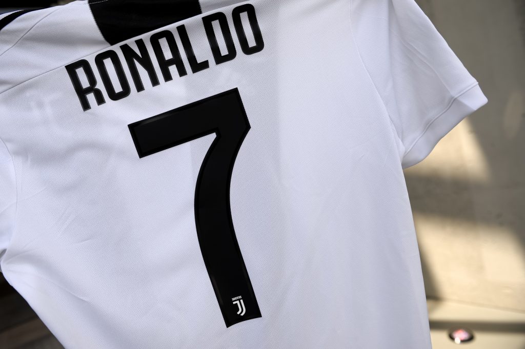 Ronaldo alla Juventus: allo store di Milano in corso Europa c'è già la  maglia con il numero 7 esposta