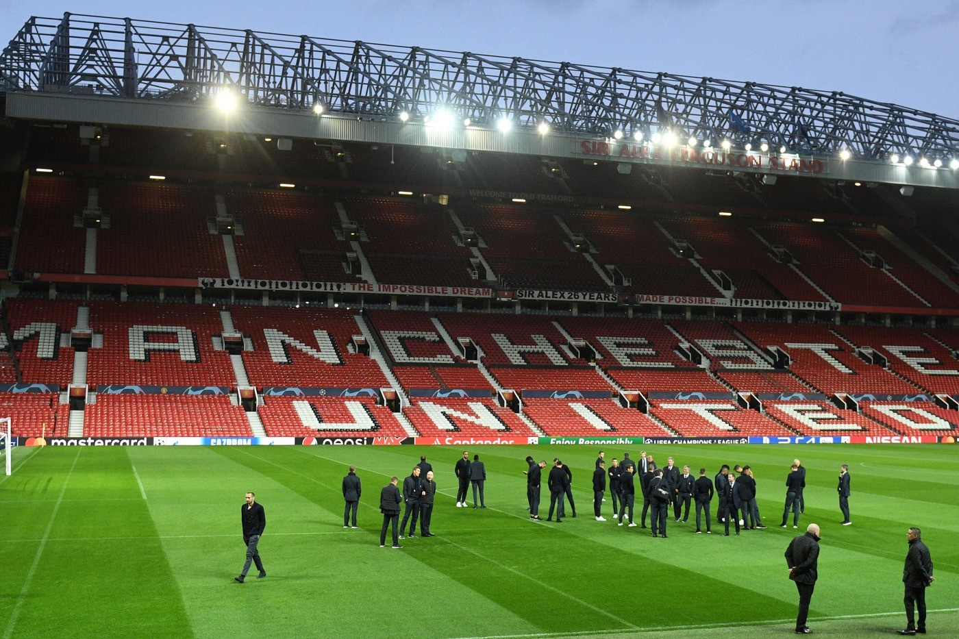 Football team play at old trafford. Георгиос Караискакис стадион. Олд Траффорд на Лиге чемпионов. Караискакис (стадион). Олд Траффорд.