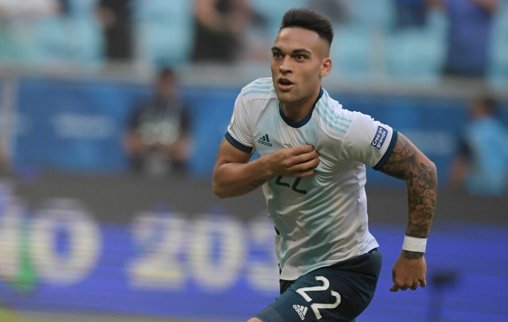 Si sta giocando Venezuela-Argentina, gol fantastico di tacco dell'attaccante Lautaro Martinez