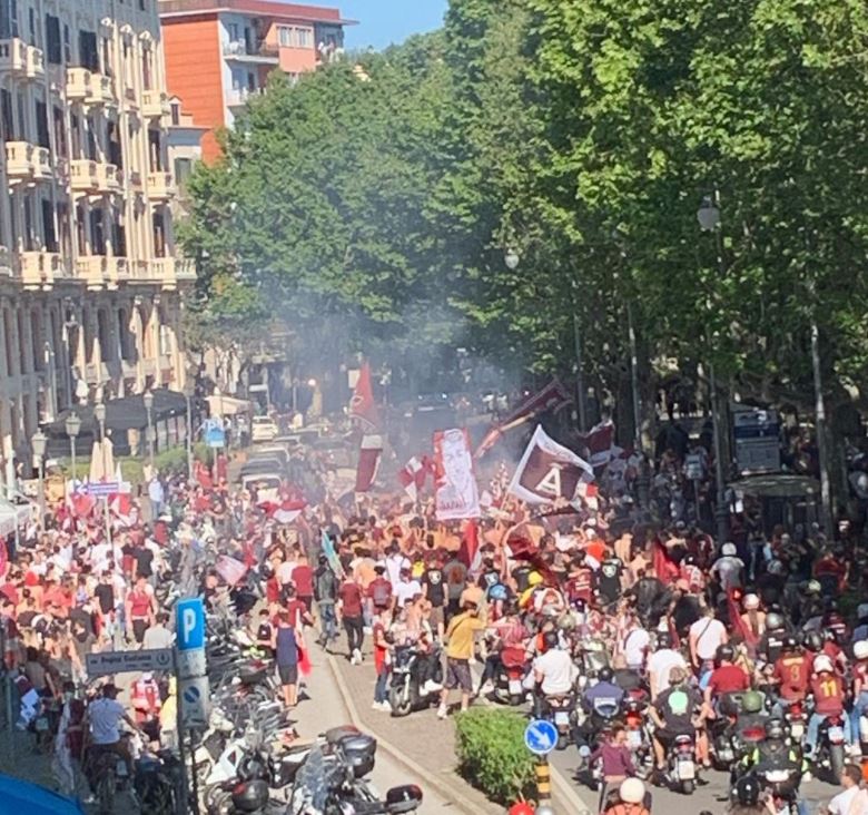 E' festa per la Salernitana: i tifosi in strada dopo la ...