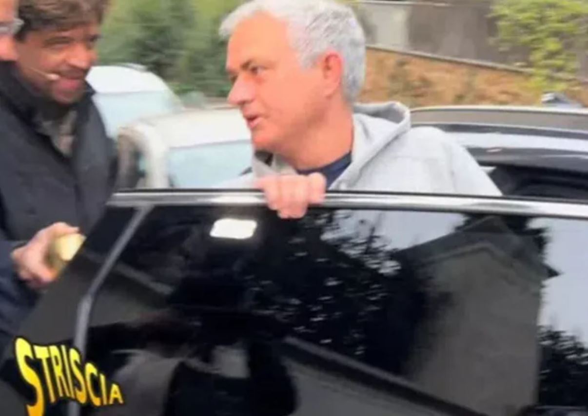 mourinho sfugge a valerio staffelli l allenatore della roma rifiuta il tapiro d oro