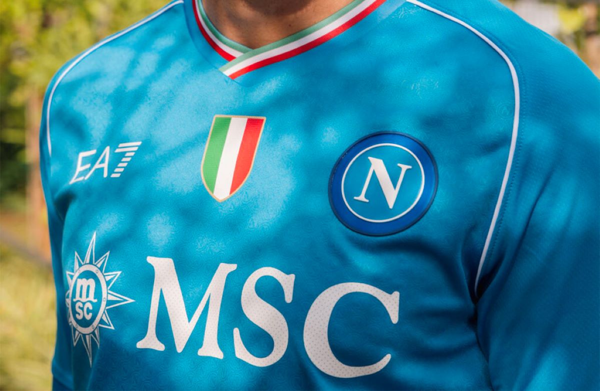 Il Napoli presenta la nuova maglia lo scudetto è in bella vista FOTO