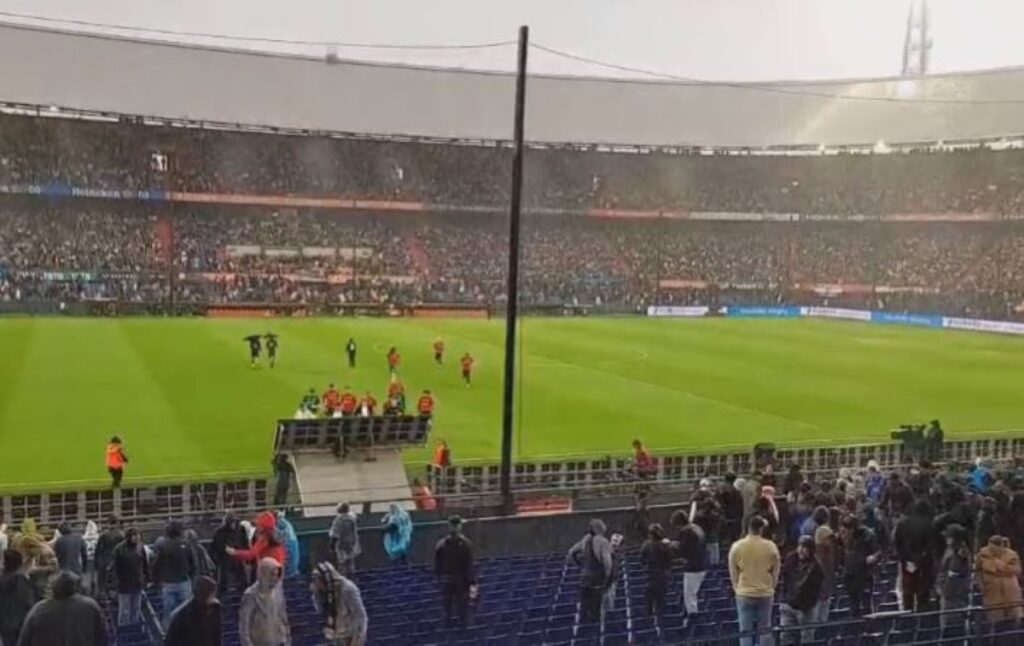 Feyenoord Almere interrotta