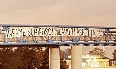 Striscione tifosi Inter Lukaku infame schifoso