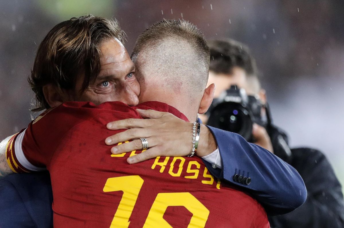 Totti mette in guardia De Rossi: l’avvertimento e il paragone con Mourinho