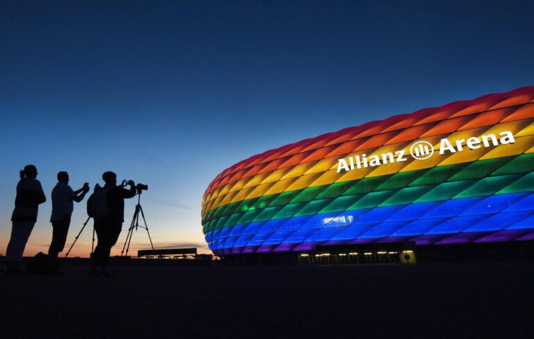 Allianz Arena stadio color arcobaleno Pride LGBT