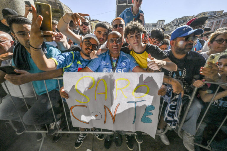 tifosi Napoli presentazione Conte