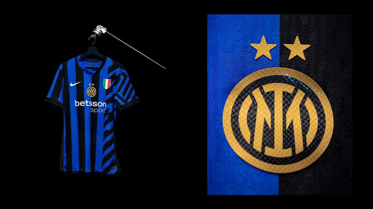 Inter, presentata la nuova maglia: le due stelle sul simbolo e lo Scudetto | FOTO