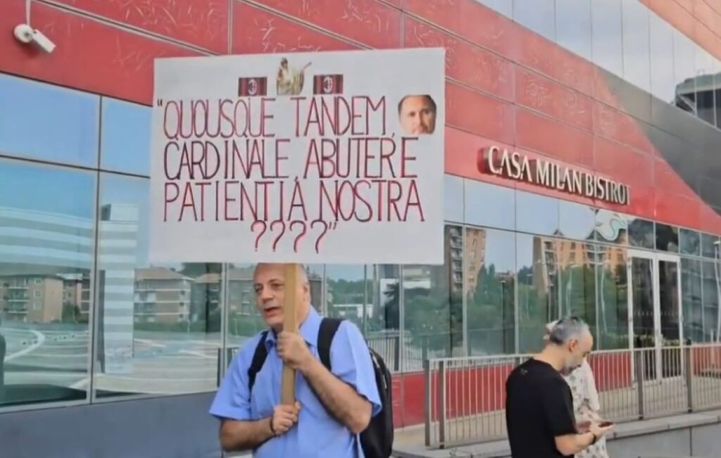 cartellone tifoso Milan