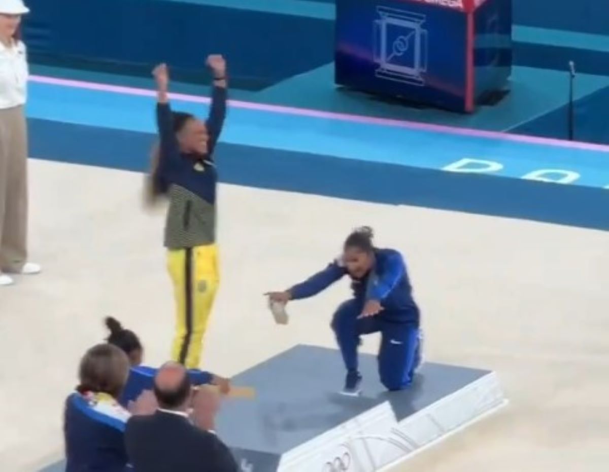 Olimpiadi, Simone Biles e Jordan Chiles omaggiano Rebeca Andrade | VIDEO