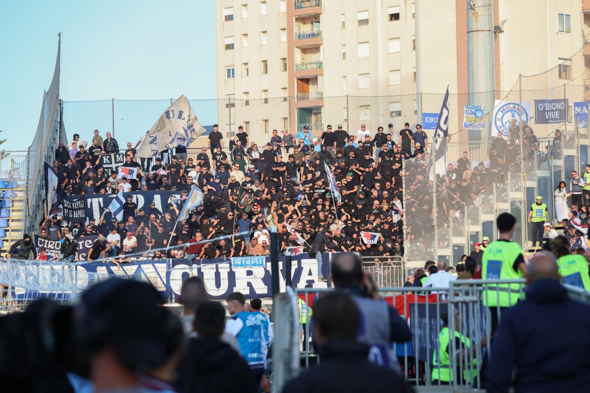 Cagliari Napoli, ferito uno steward in curva