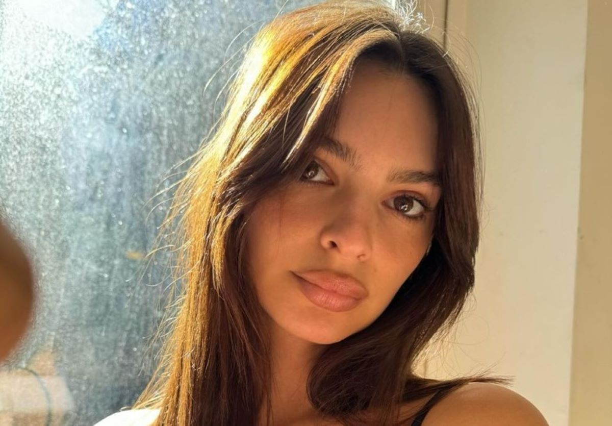 Emily Ratajkowski infiamma tutta Napoli: la maglia azzurra non copre tutto | FOTO