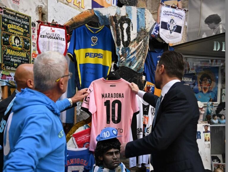 Palermo omaggio Maradona Napoli