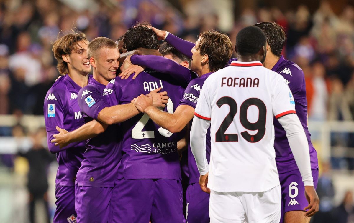 Tre rigori sbagliati, tre gol e miracoli dei portieri: la Fiorentina ferma il Milan in una partita pazza