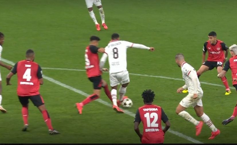 Leverkusen Milan, rigore su Loftus Cheek? Rossoneri furiosi a fine partita | VIDEO